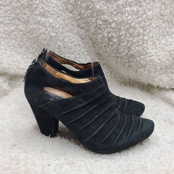 Earthies Barina Ruched Pointed‎ Toe Black Suede Booties sz 7.5 - Picture 1 of 9